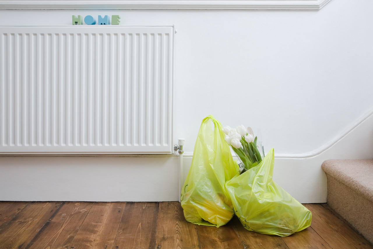 Bloemen in tas naast radiator