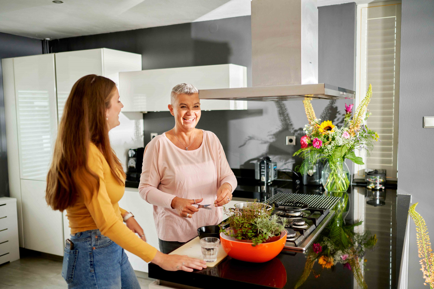 Moeder dochter keuken