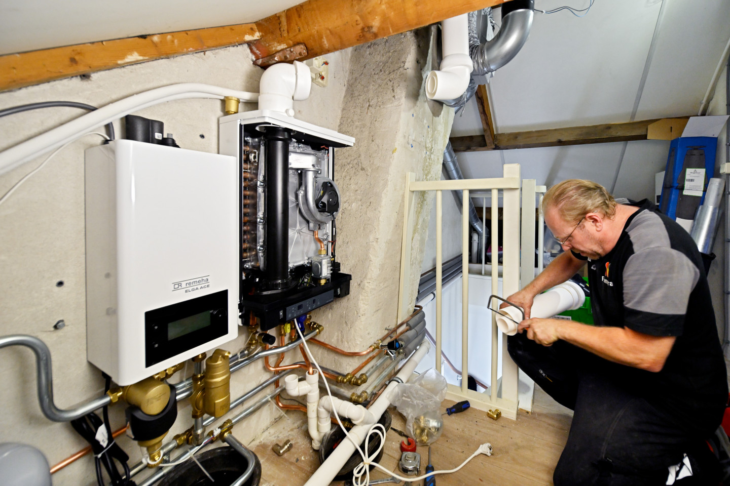 Installatie warmtepomp binnen unit
