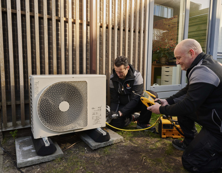 Monteurs testen warmtepomp