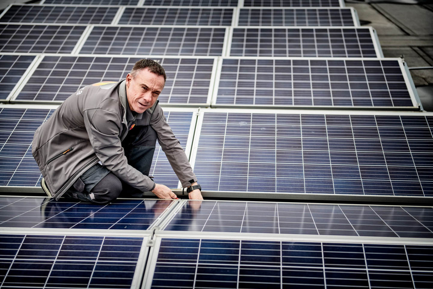 Zonnepanelen monteur plat dak