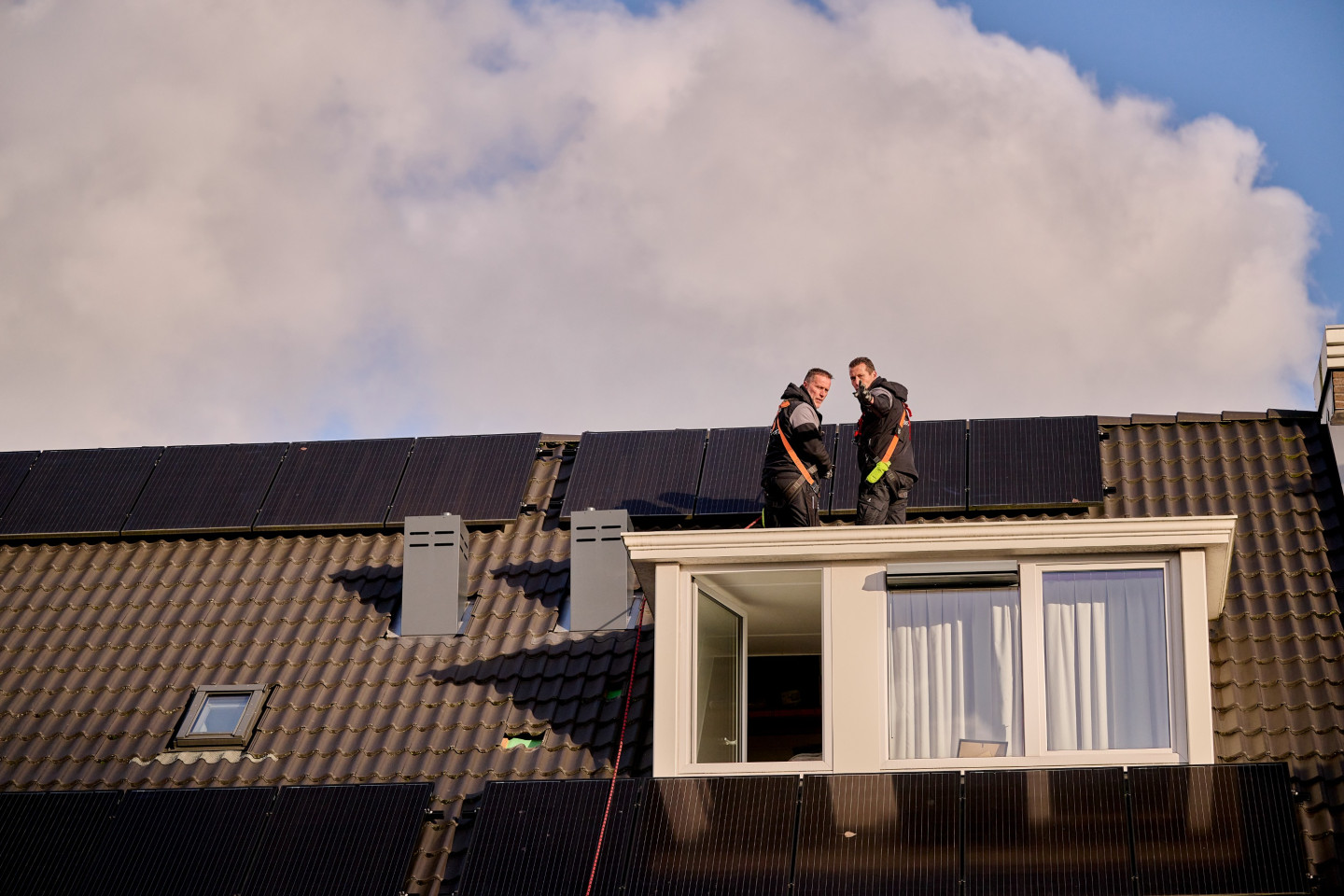 zonnepanelen monteurs op dak