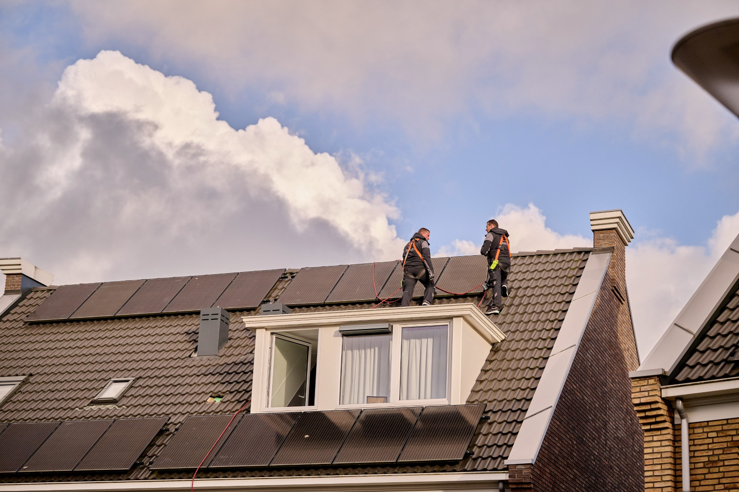 zonnepanelen monteurs op dak 1