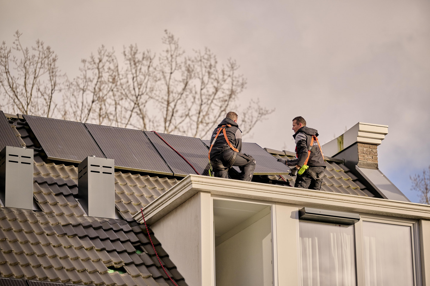 Installatie van PV panelen door Feenstra monteurs