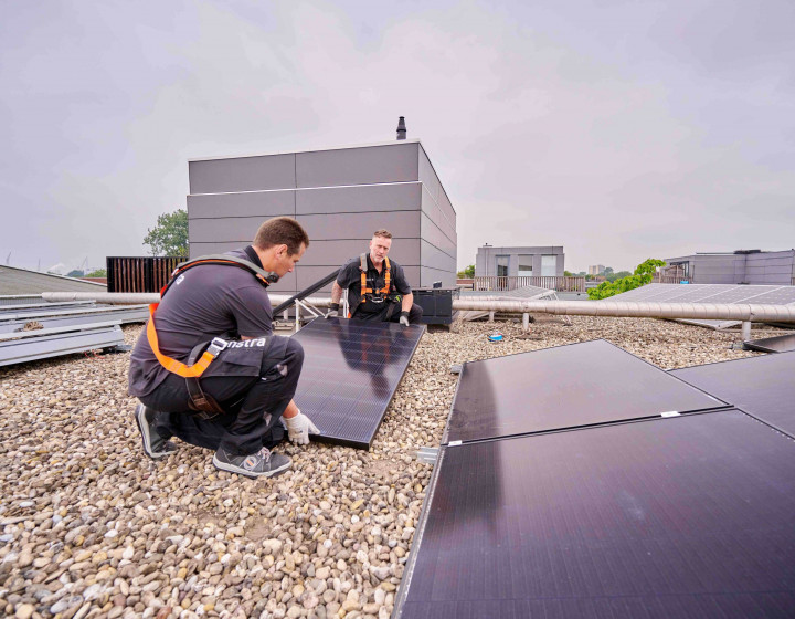 Zonnepanelen installatie plat dak