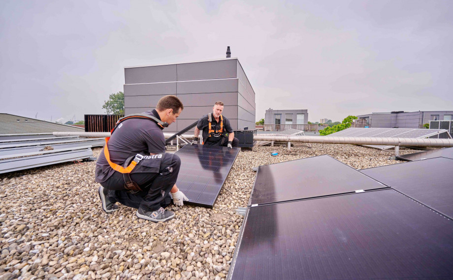Zonnepanelen installatie plat dak