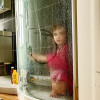 Kinderen spelen in de badkamer