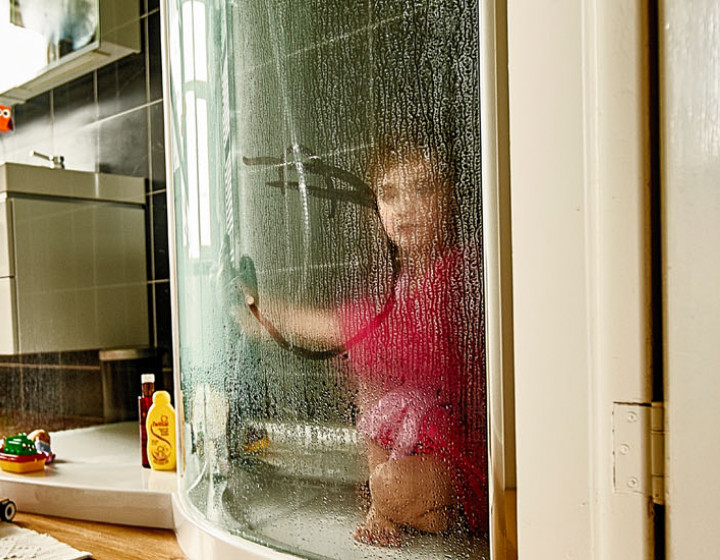 Kinderen spelen in de badkamer